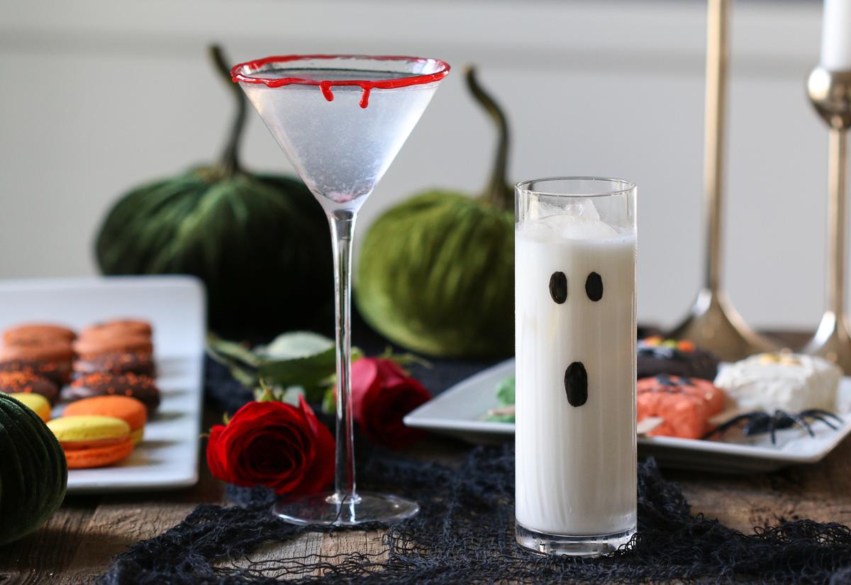 Halloween cocktails with macarons and roses