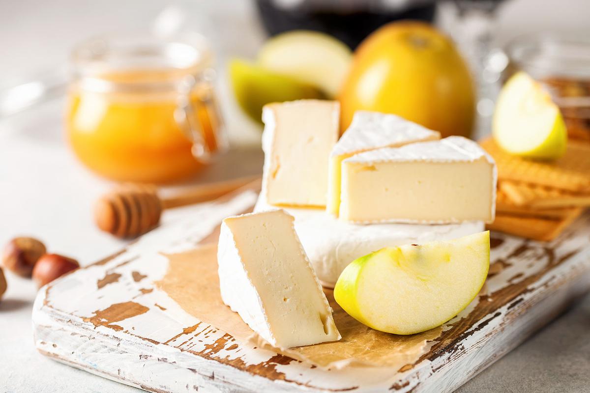 brie and apples