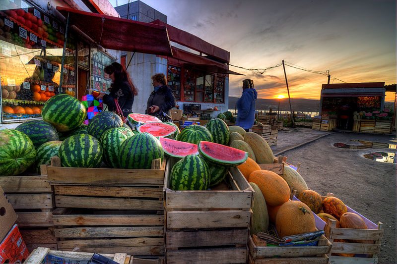 https://www.berries.com/blog/wp content/uploads///farmers market by tom thiel