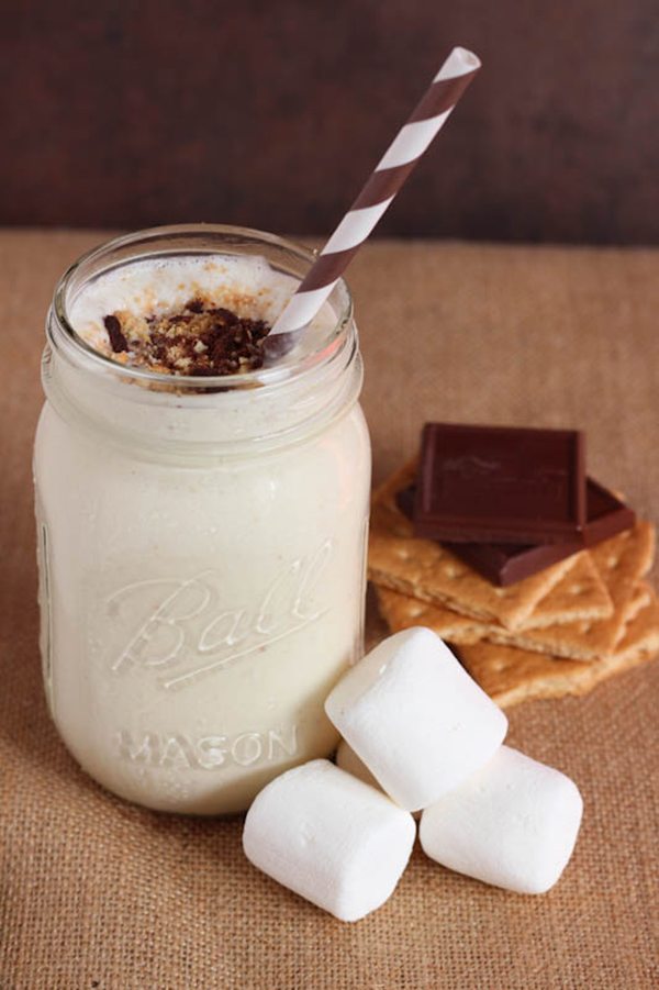 https://www.berries.com/blog/wp content/uploads///spoonful smore Shake