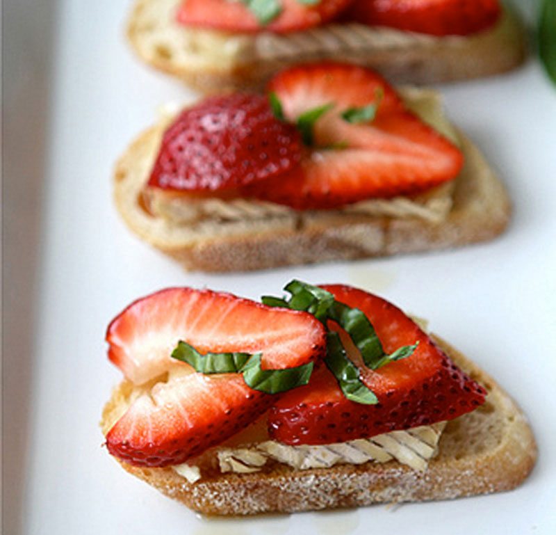 https://www.berries.com/blog/wp content/uploads///strawberry brie cheese honey basil recipe