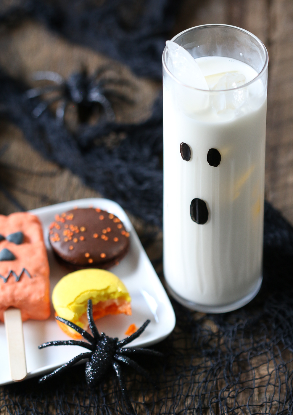 https://www.berries.com/blog/wp content/uploads///Halloween highball cocktail macarons and brownie pop