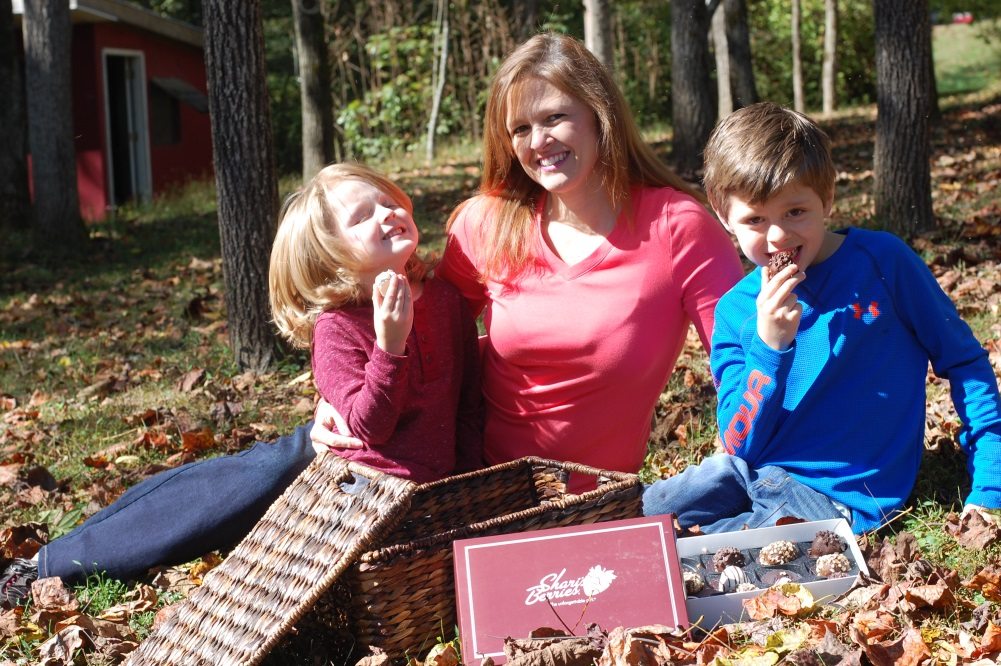 https://www.berries.com/blog/wp content/uploads///mom and kids with sharis berries