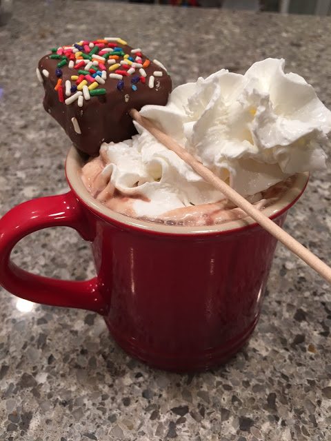 https://www.berries.com/blog/wp content/uploads///hot cocoa chocolate covered marshmallow pop