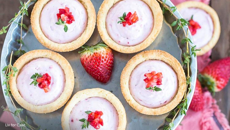 https://www.berries.com/blog/wp content/uploads///Strawberry Desserts livforcake