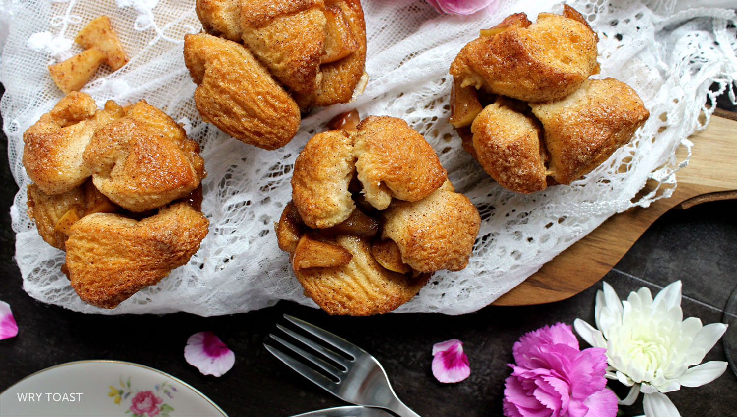 sb  thanksgiving apple fritter monkey bread muffins