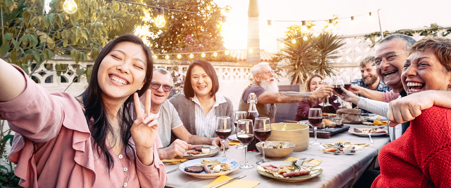 https://www.berries.com/blog/wp content/uploads///family smiling dinner